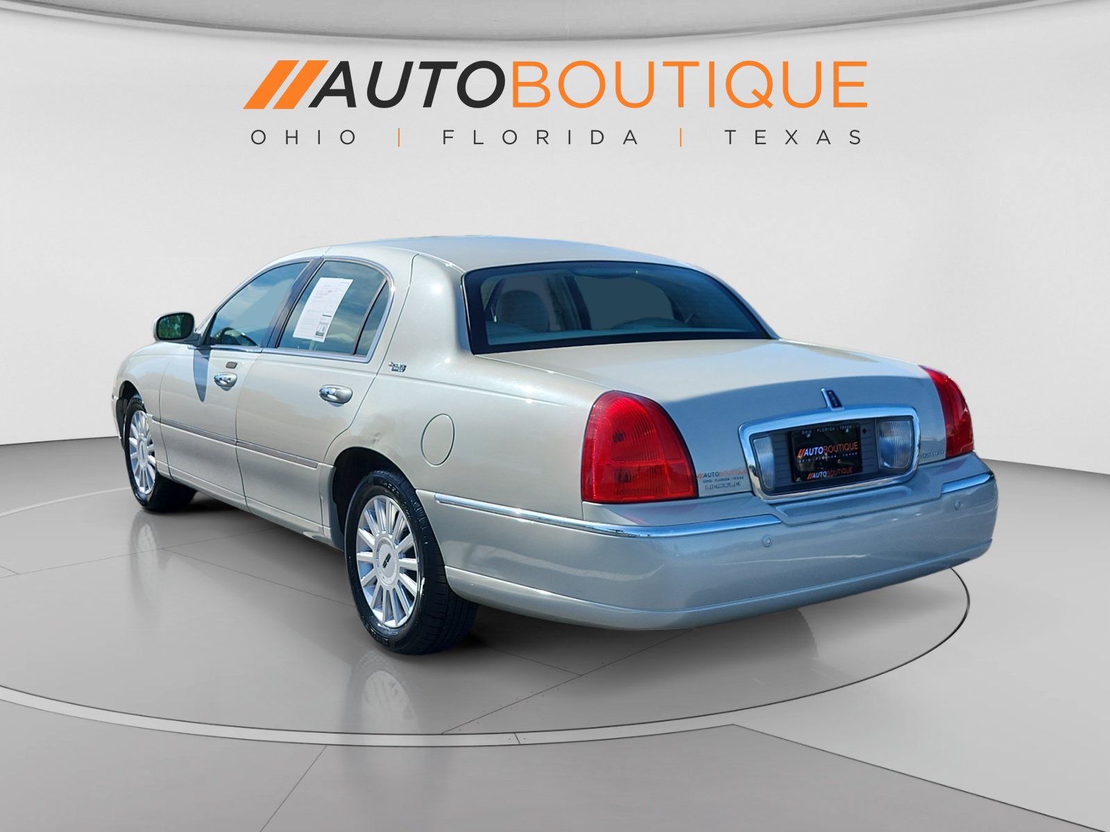 Used 2005 Lincoln Town Car Signature Limited RWD image 3