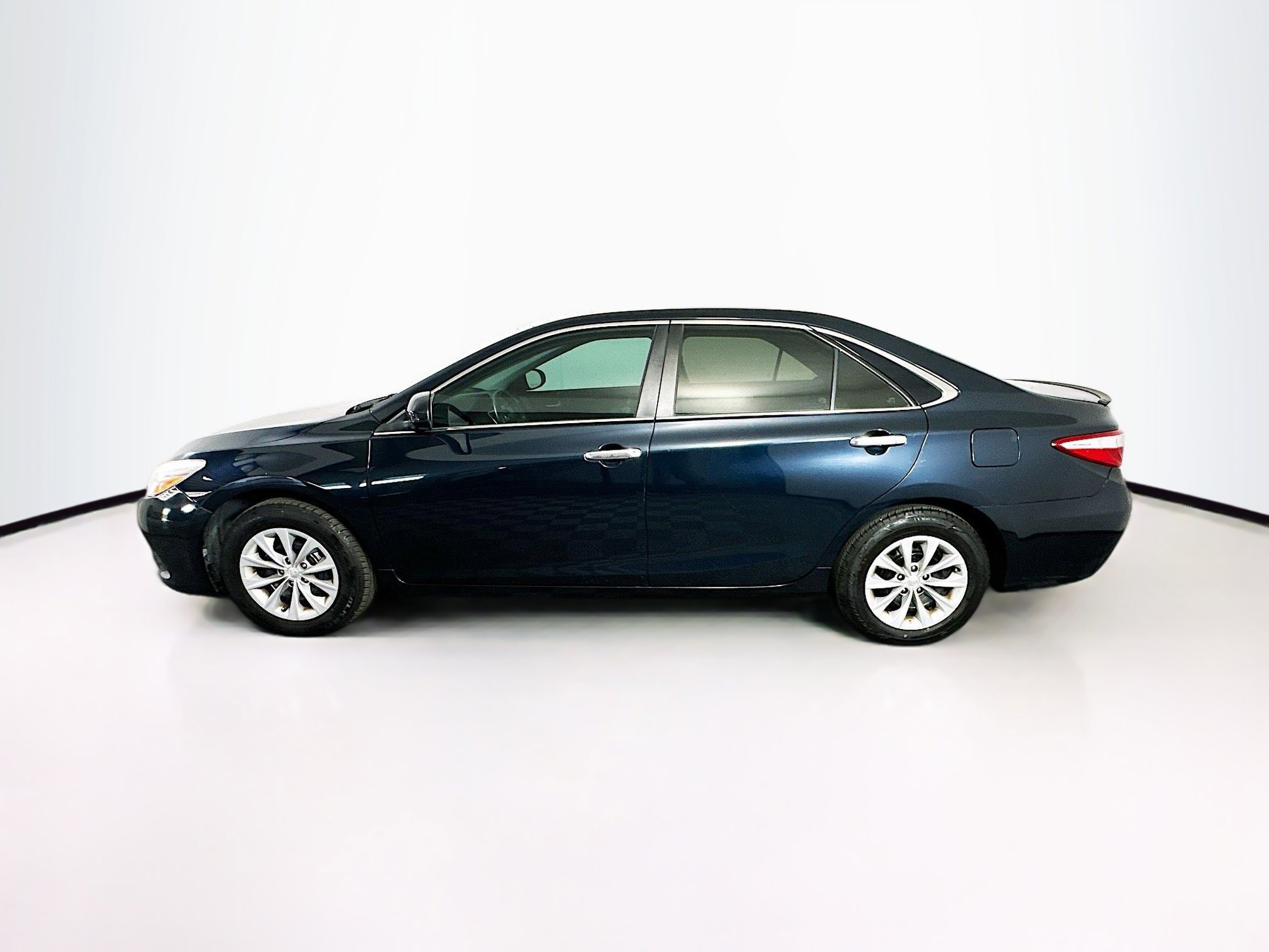 Used 2017 Toyota Camry LE FWD image 4