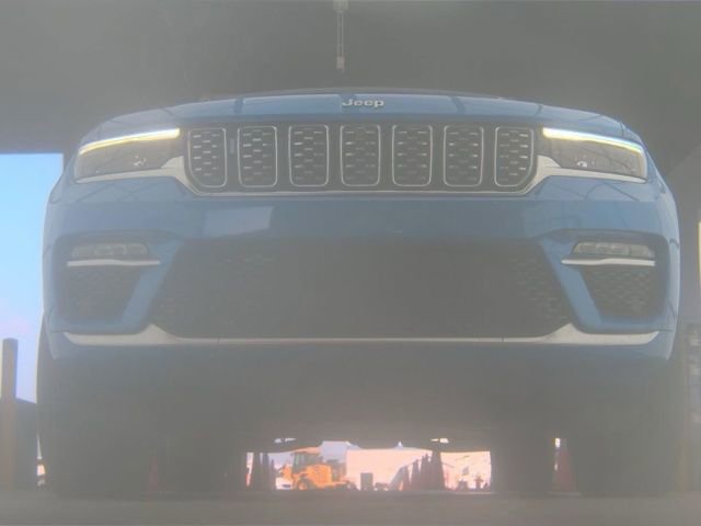 Used 2023 Jeep Grand Cherokee Summit AWD/4WD image 7