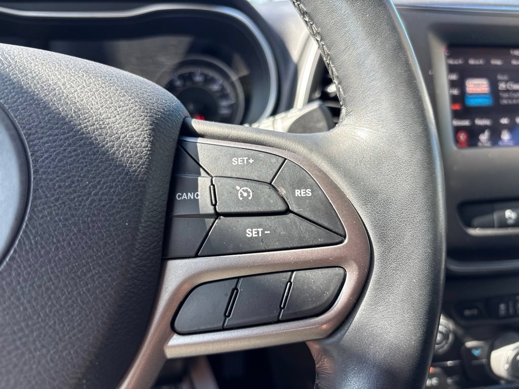 Used 2019 Jeep Cherokee Latitude Plus w/ Cold Weather Group AWD/4WD image 21
