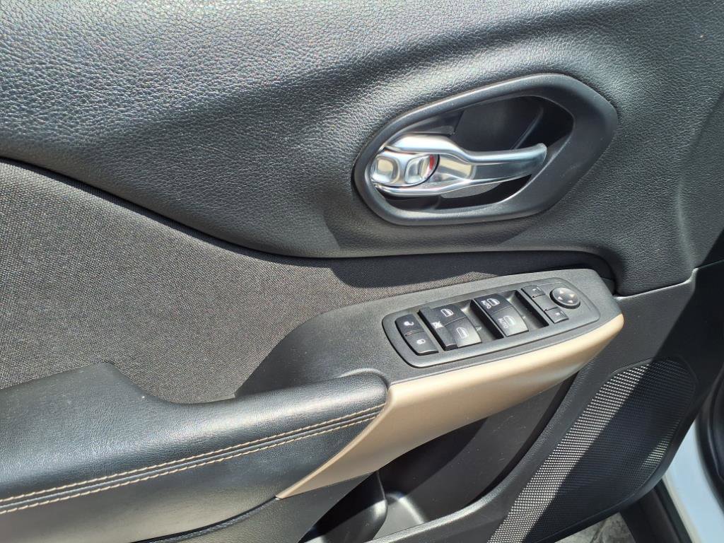 Used 2017 Jeep Cherokee Latitude w/ Cold Weather Group image 11