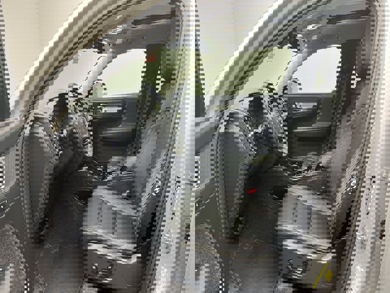 Used 2025 Volvo XC40 B5 Core image 3