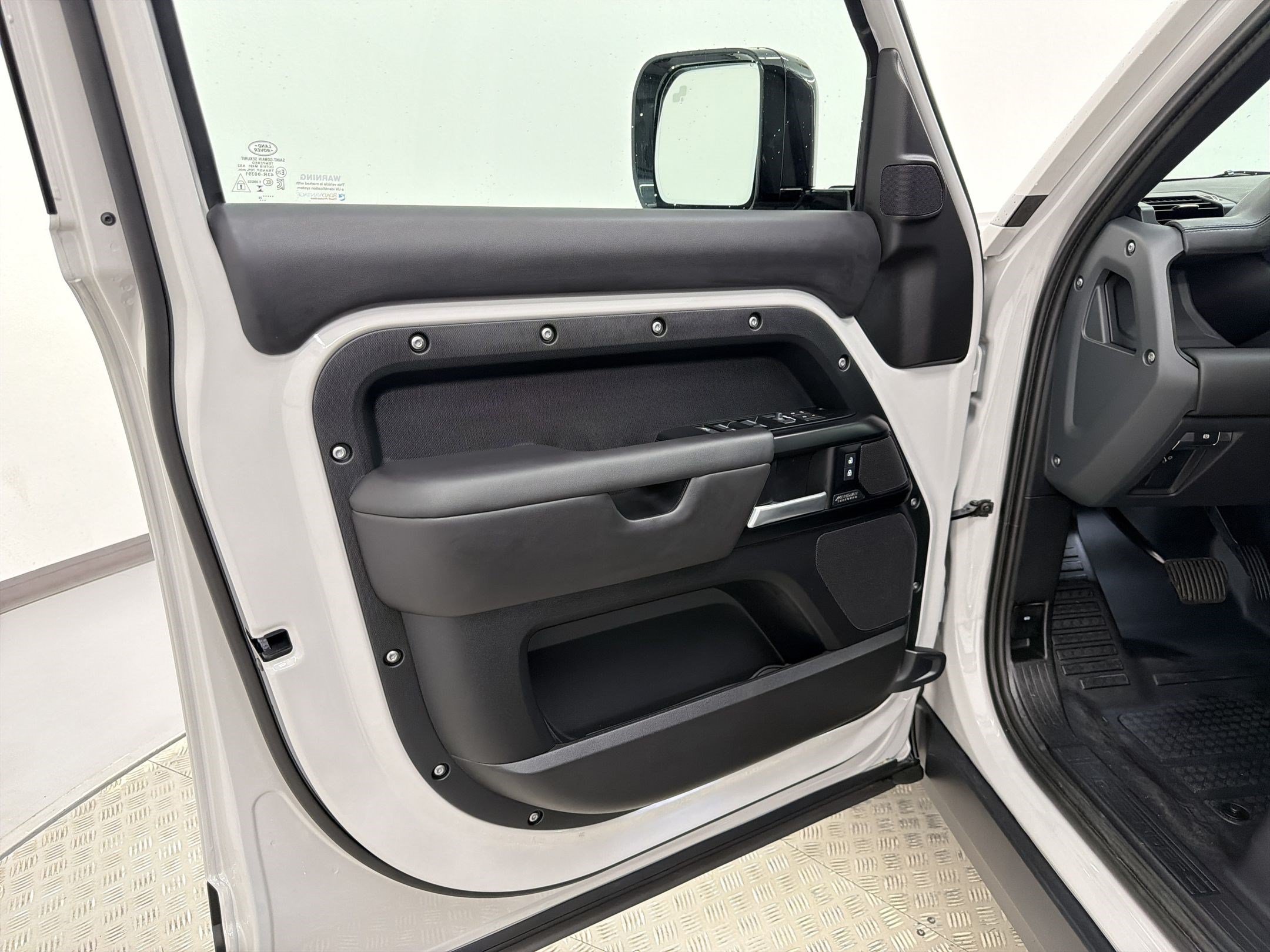 New 2026 Land Rover Defender 130 X-Dynamic SE AWD/4WD image 13