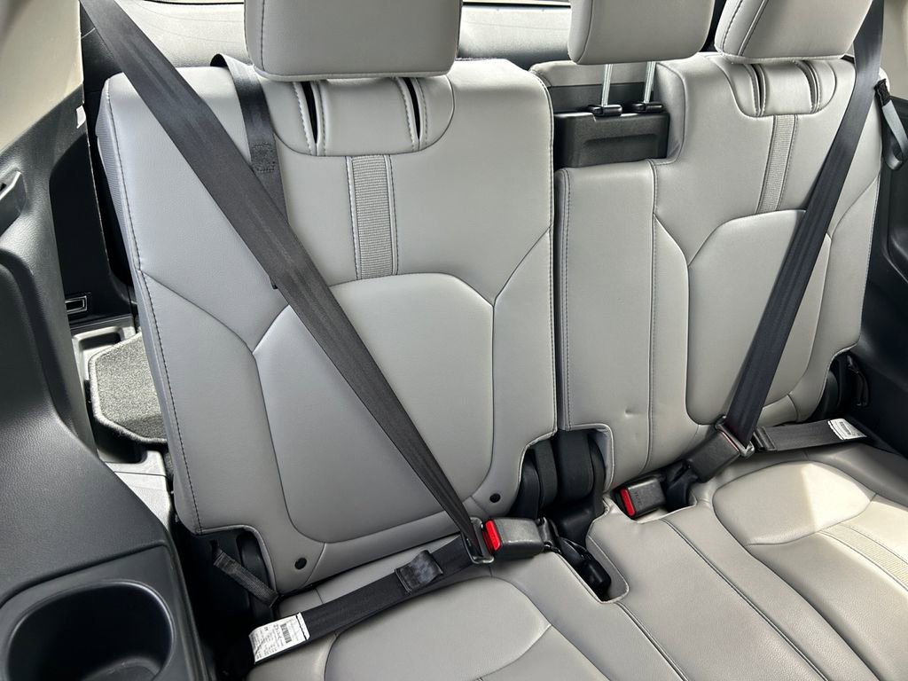 Used 2025 Honda Pilot Touring image 16