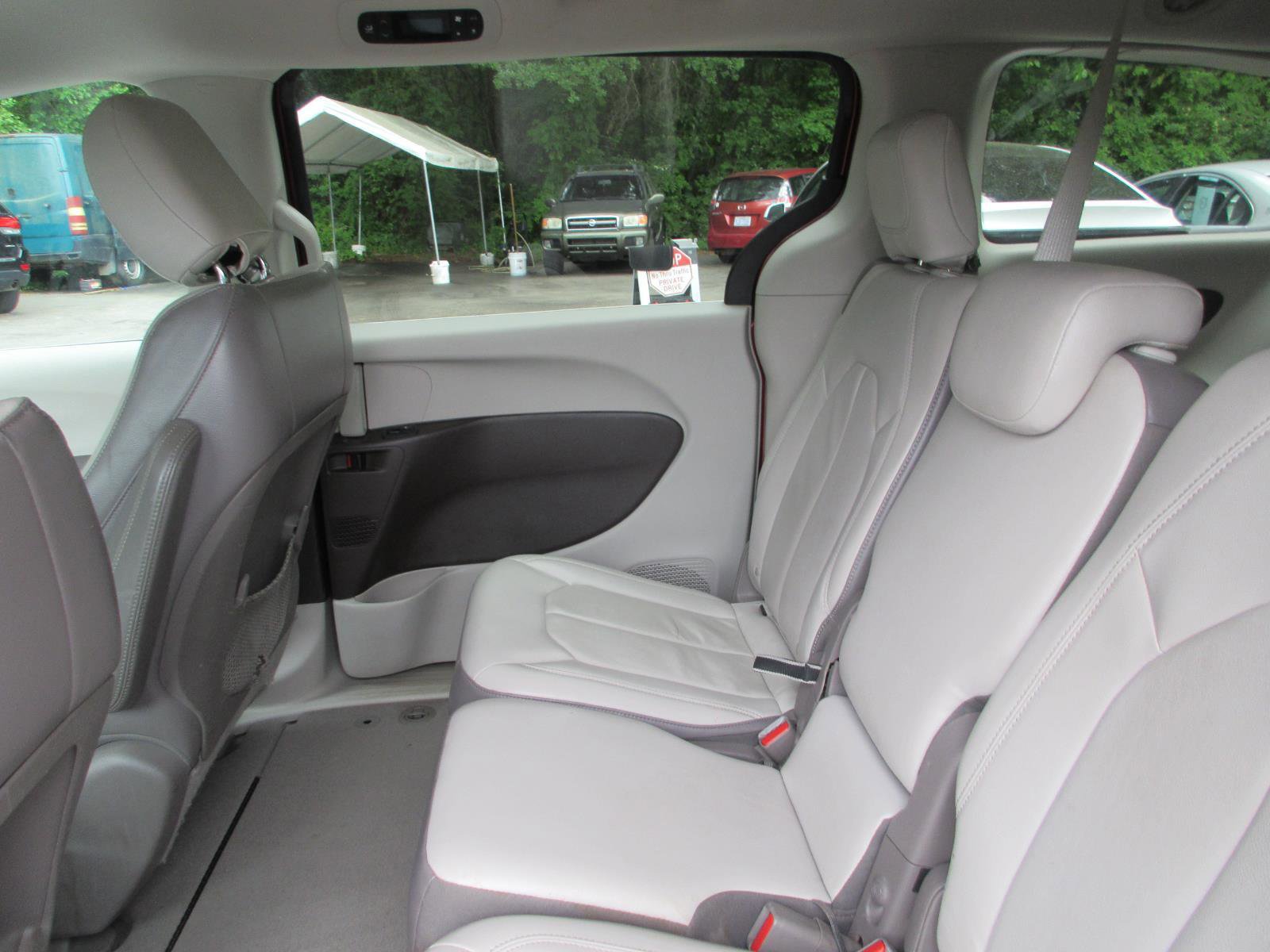 Used 2017 Chrysler Pacifica Touring-L FWD image 17