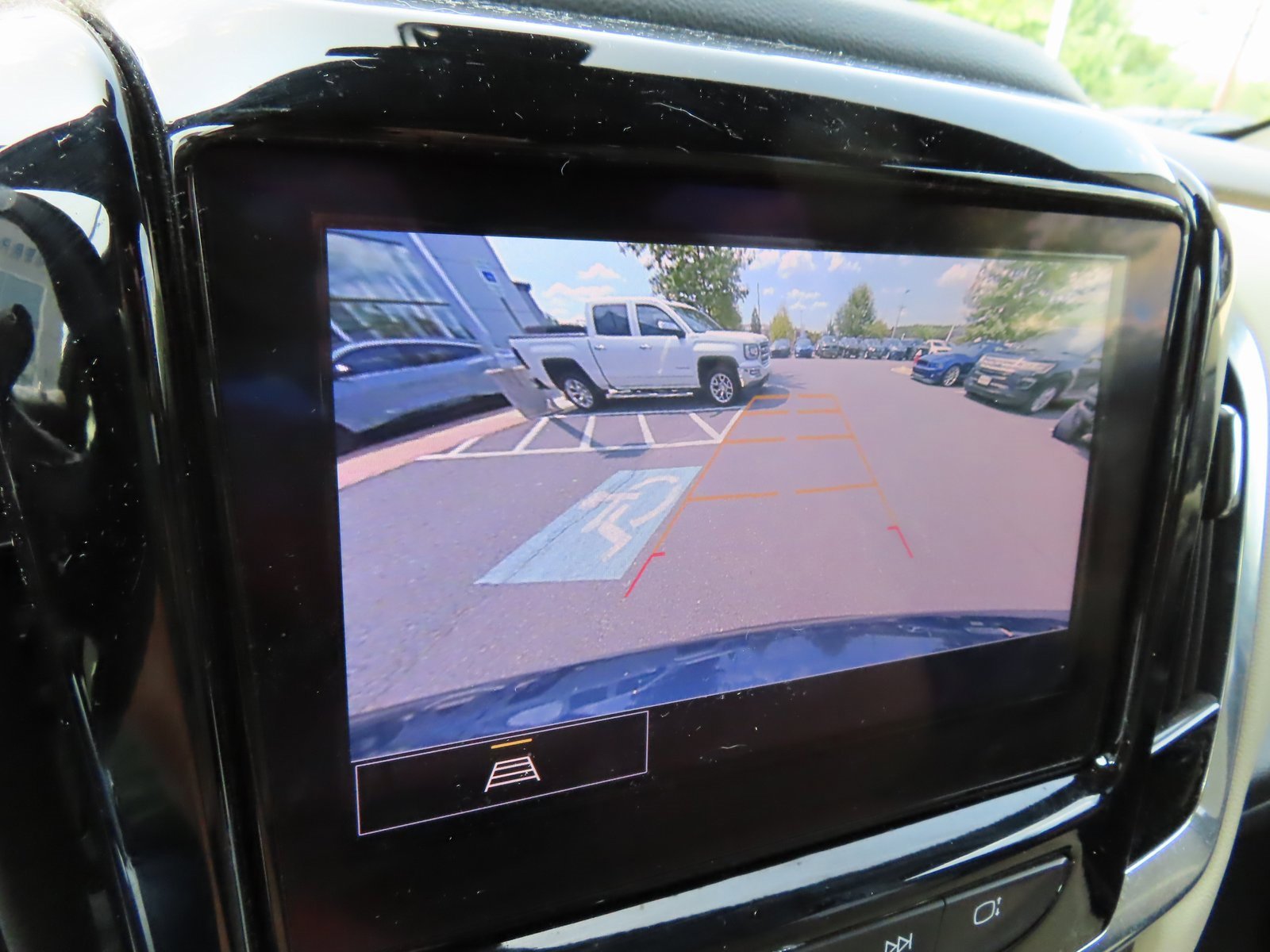 Used 2022 Chevrolet Traverse LT image 25