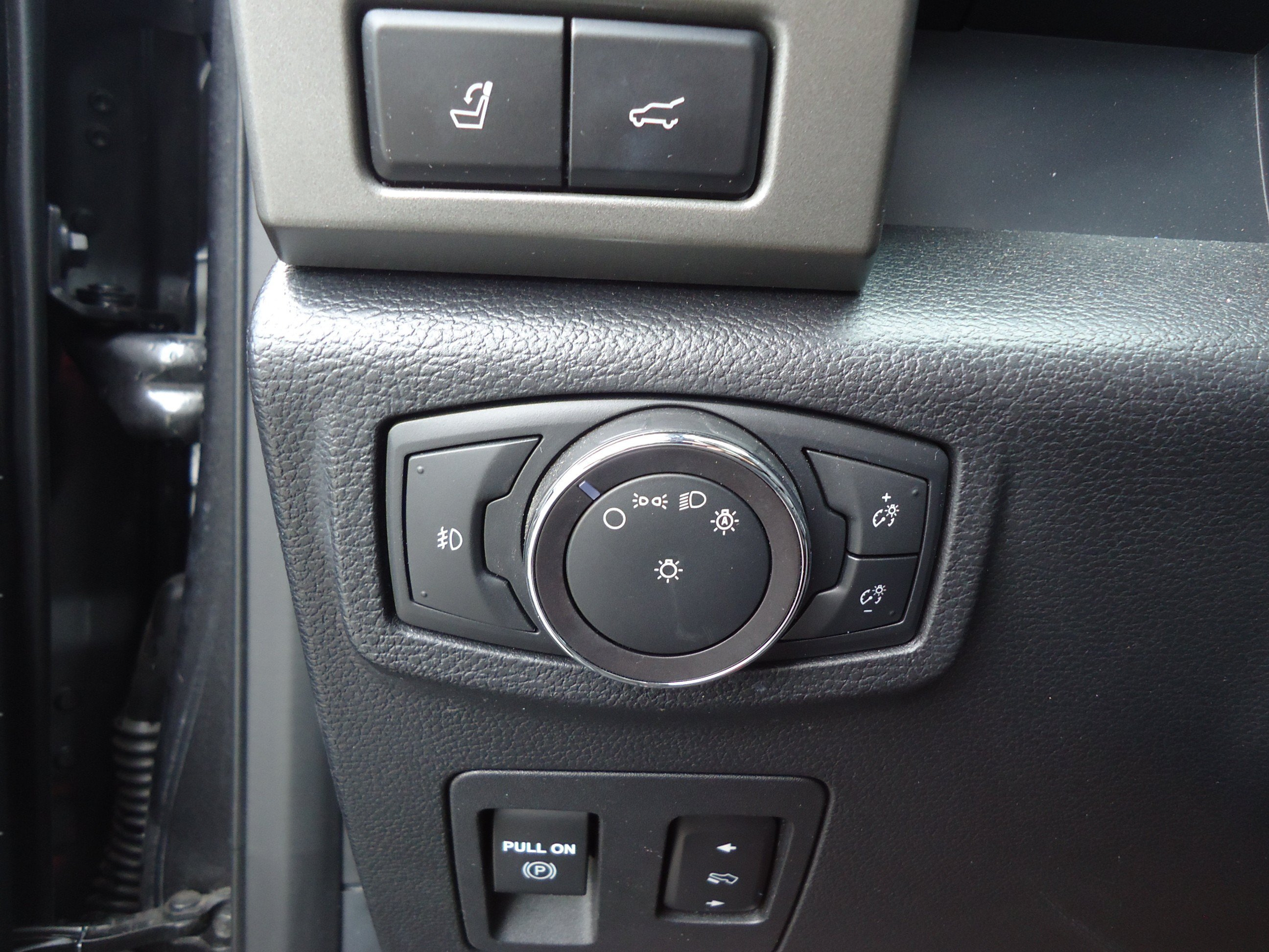 Used 2018 Ford Expedition XLT w/ Equipment Group 202A AWD/4WD image 14