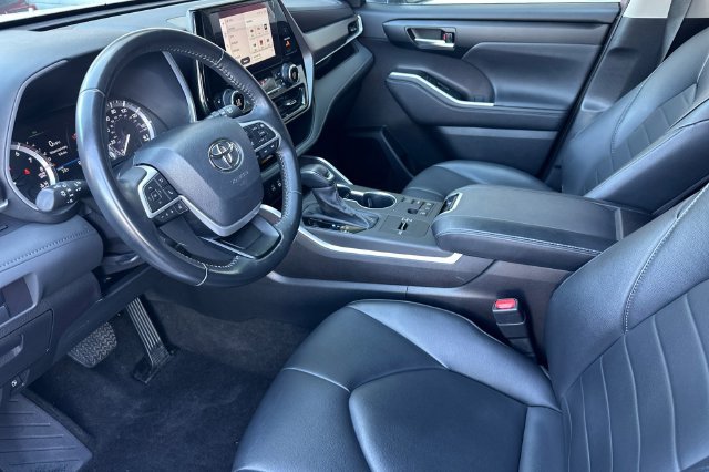 Used 2023 Toyota Highlander XLE FWD image 11