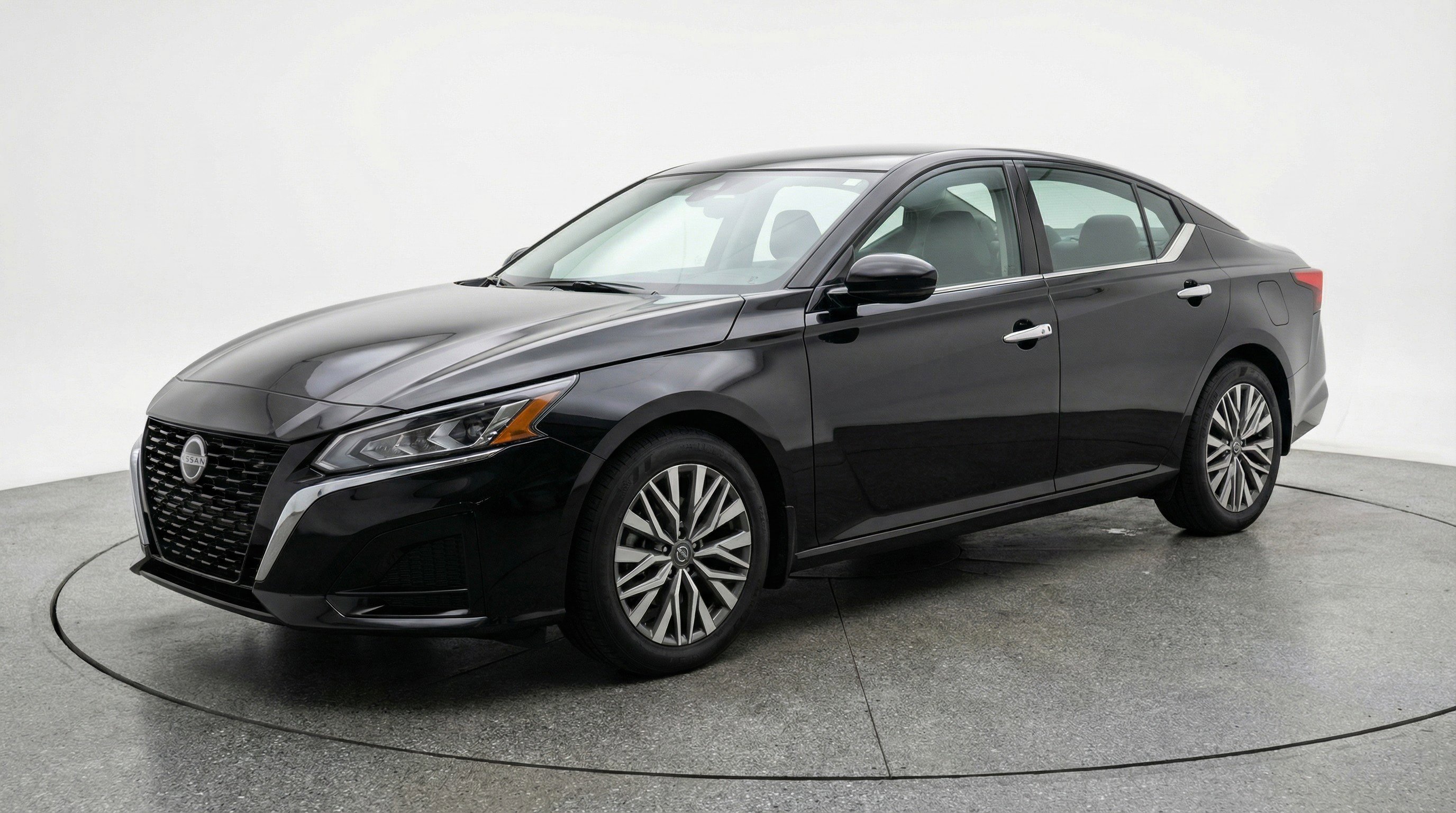 Used 2025 Nissan Altima 2.5 SV FWD image 3