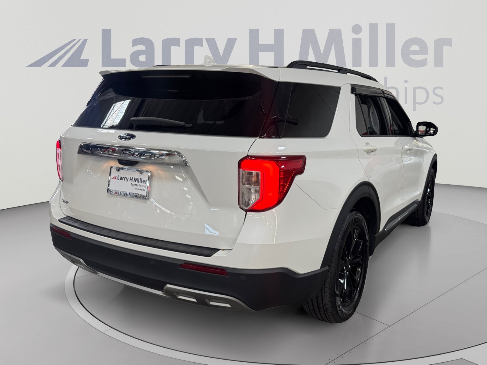 Used 2023 Ford Explorer XLT w/ Equipment Group 202A RWD image 5