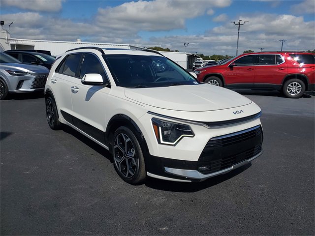Used 2024 Kia Niro SX Touring image 2