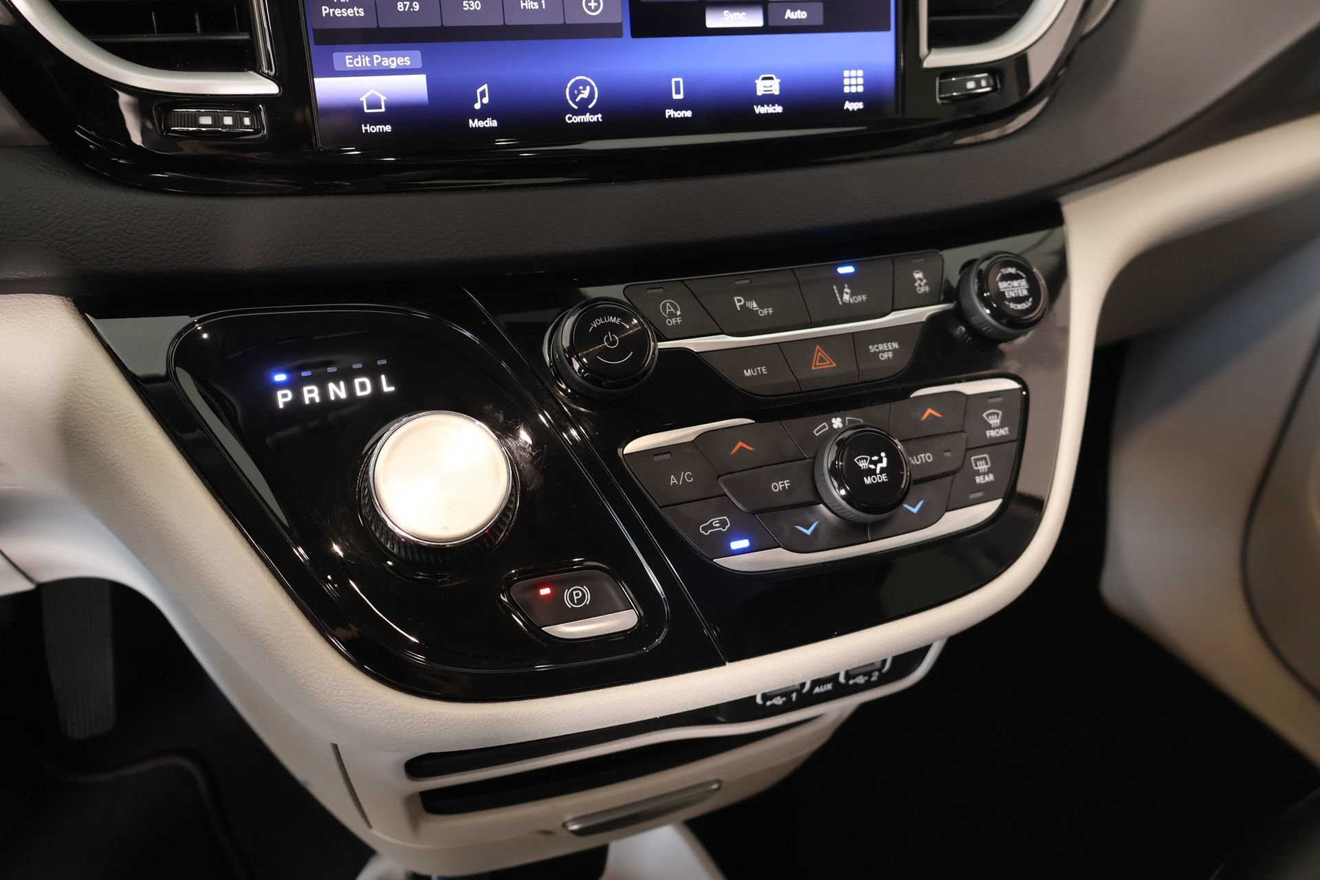 Used 2023 Chrysler Pacifica Touring-L FWD image 7