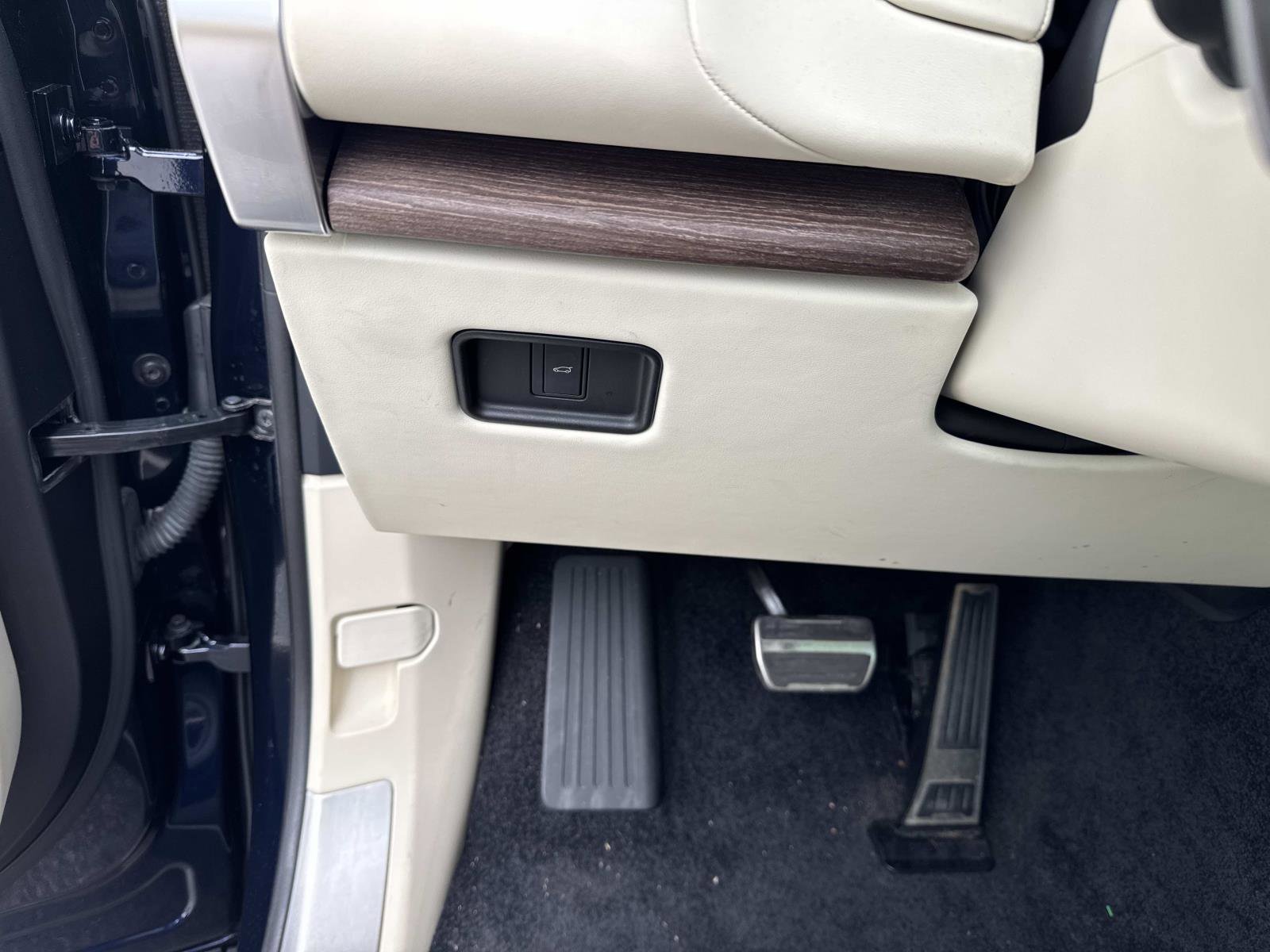 Certified 2023 Land Rover Range Rover SE image 33