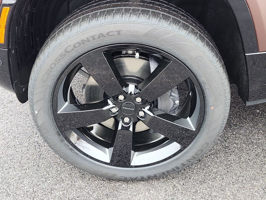 New 2026 Land Rover Defender 130 X-Dynamic SE image 9