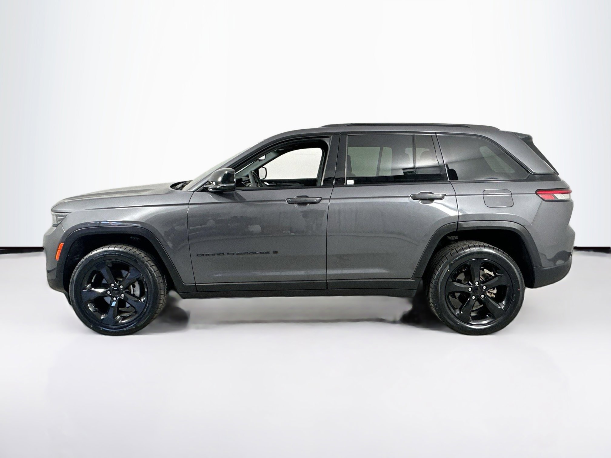 Used 2023 Jeep Grand Cherokee Altitude image 8