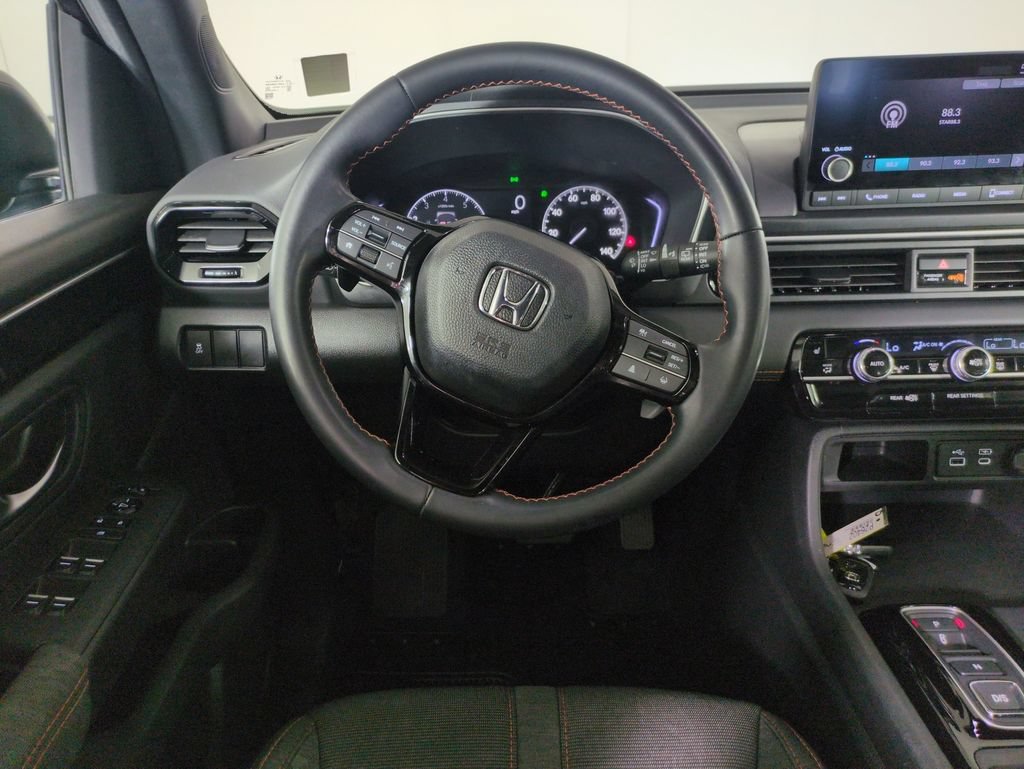 Used 2025 Honda Pilot Sport image 13