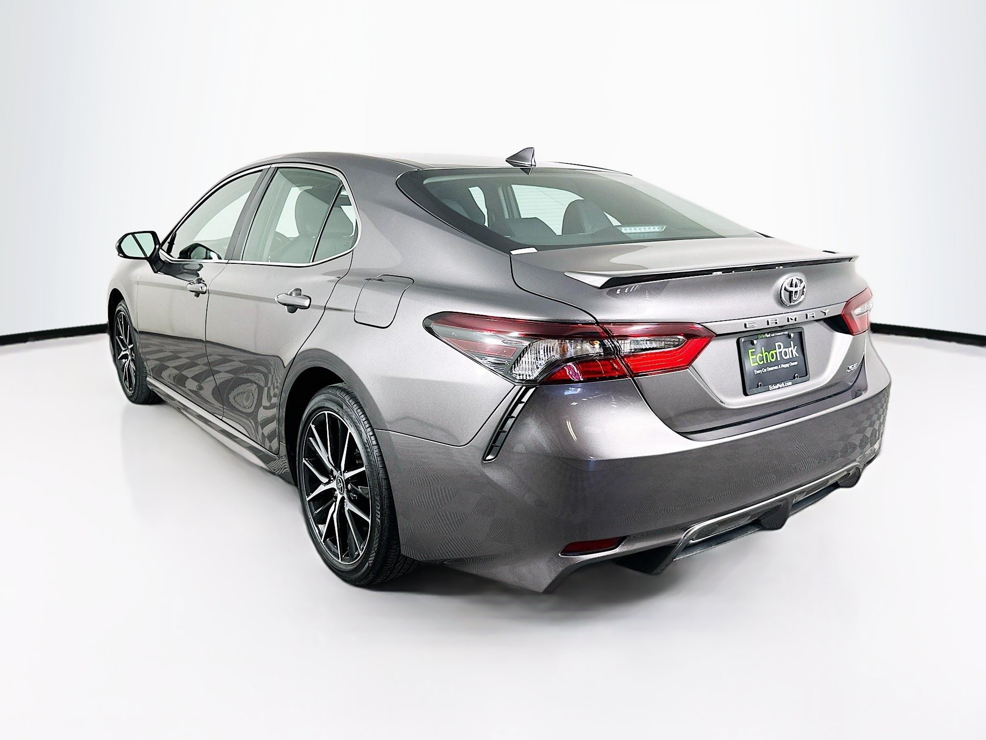 Used 2024 Toyota Camry SE FWD image 5