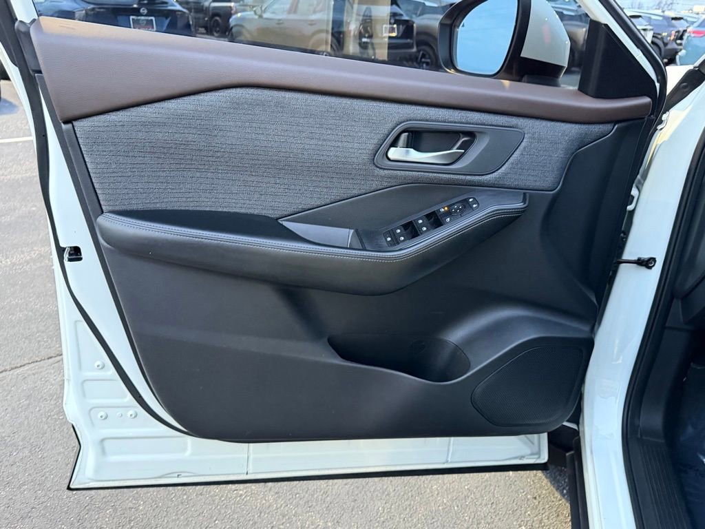 Used 2023 Nissan Rogue SV image 13