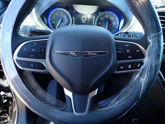 New 2025 Chrysler Pacifica Select FWD image 16