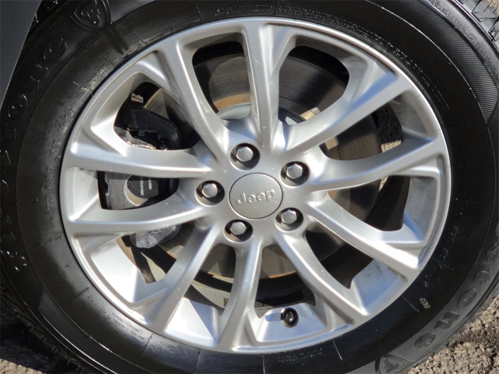 Used 2019 Jeep Cherokee Latitude w/ Popular Appearance Group image 8