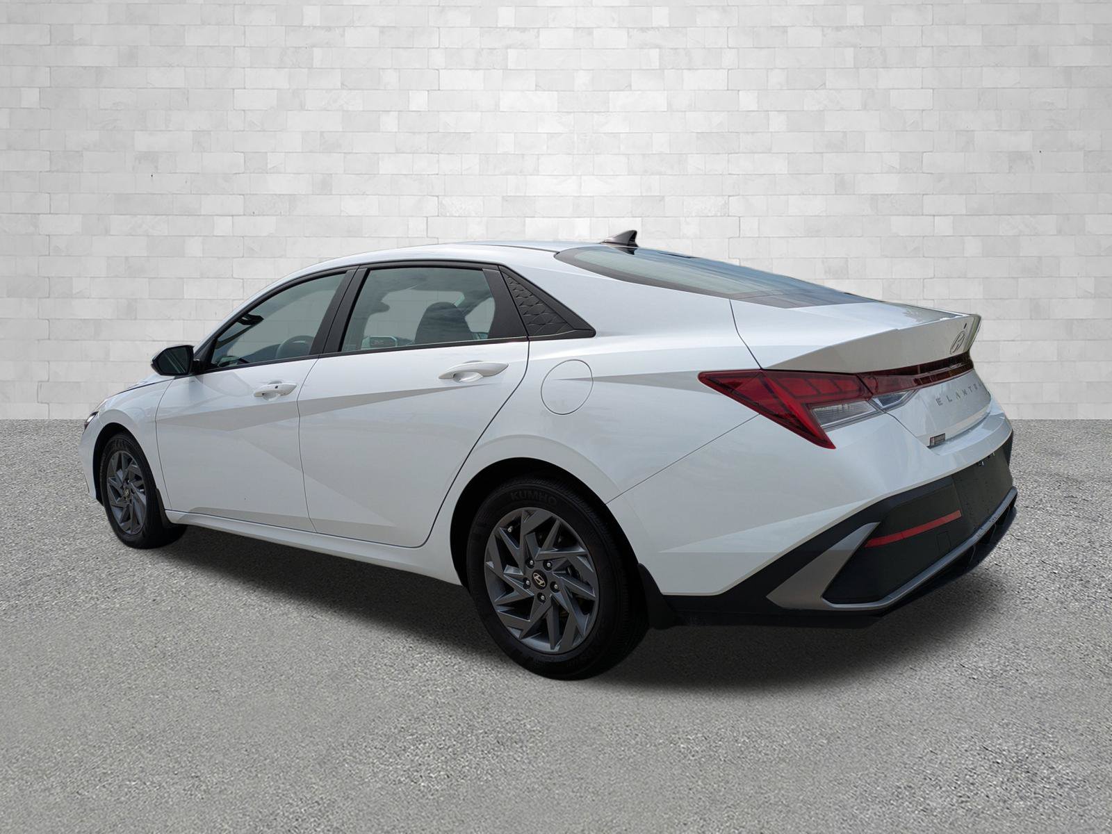 Certified 2024 Hyundai Elantra Blue FWD image 4