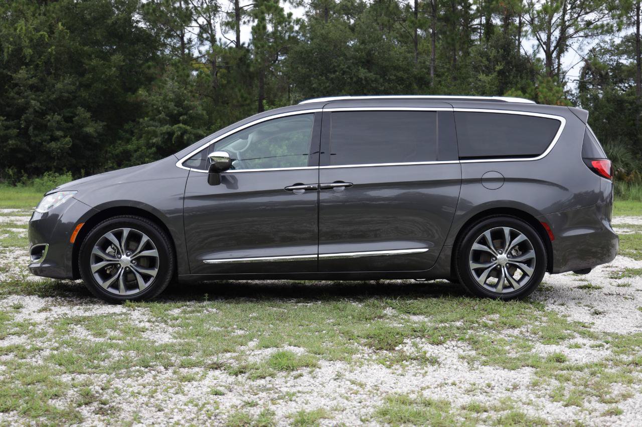 Used 2017 Chrysler Pacifica Limited w/ Advanced Safetytec Group FWD image 3