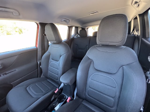 Used 2019 Jeep Renegade Latitude w/ Cold Weather Group AWD/4WD image 28