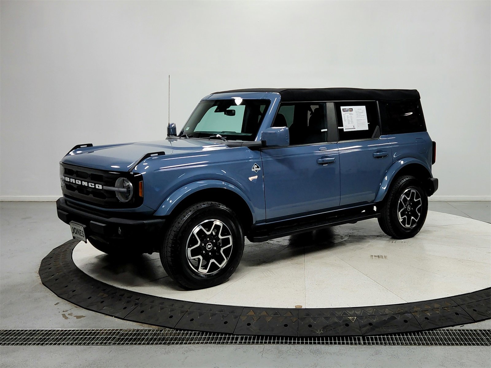Used 2023 Ford Bronco Outer Banks image 3
