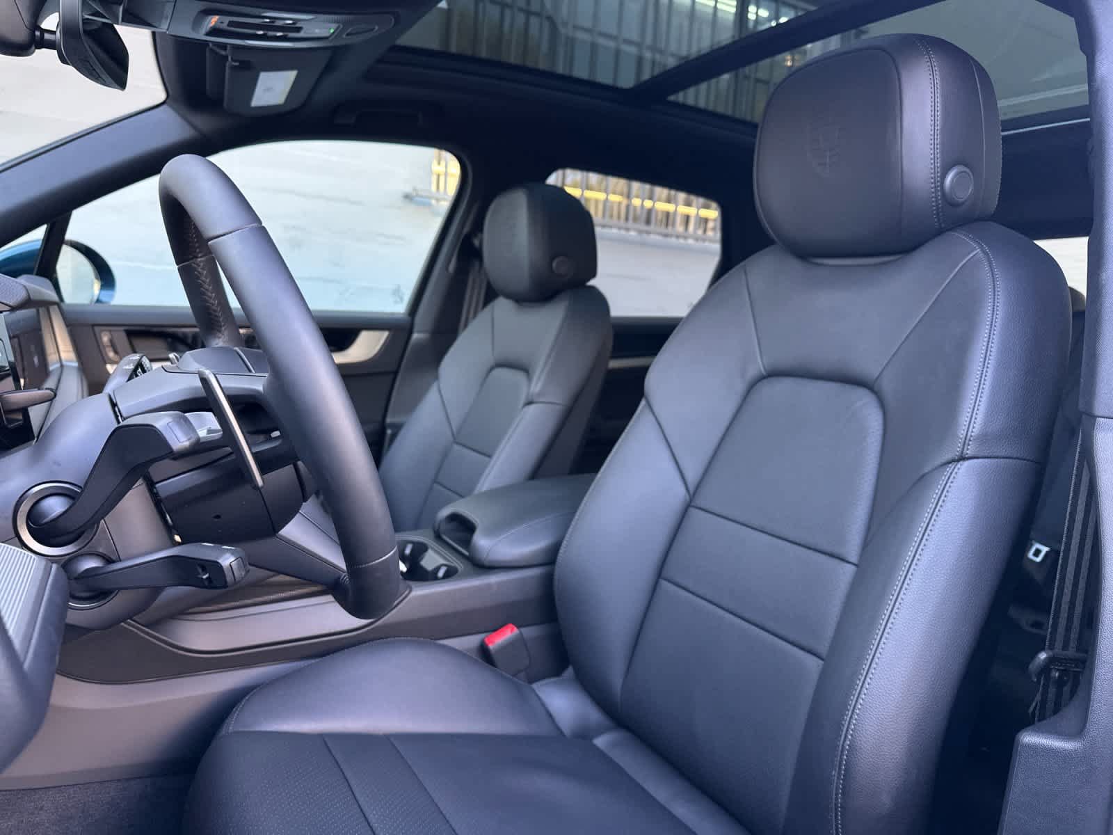 Certified 2025 Porsche Cayenne AWD/4WD image 5