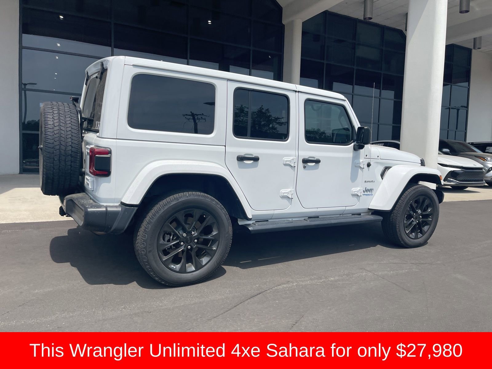 Used 2021 Jeep Wrangler Unlimited Sahara w/ Cold Weather Group AWD/4WD image 14