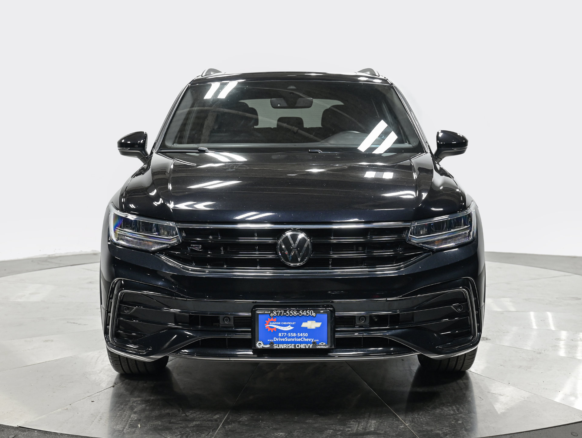 Used 2024 Volkswagen Tiguan SE R-Line AWD/4WD image 10