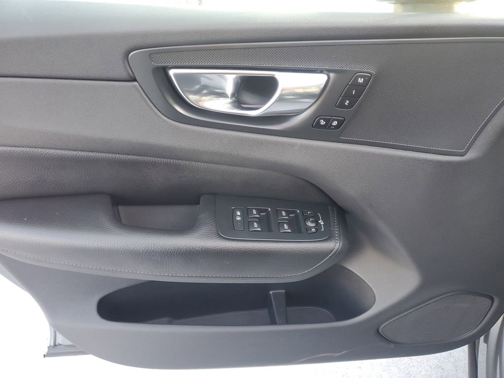 Used 2020 Volvo XC60 T5 Momentum w/ Protection Package Premier image 19