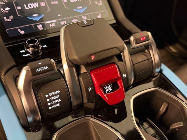 Used 2025 Lamborghini Urus SE AWD/4WD image 31
