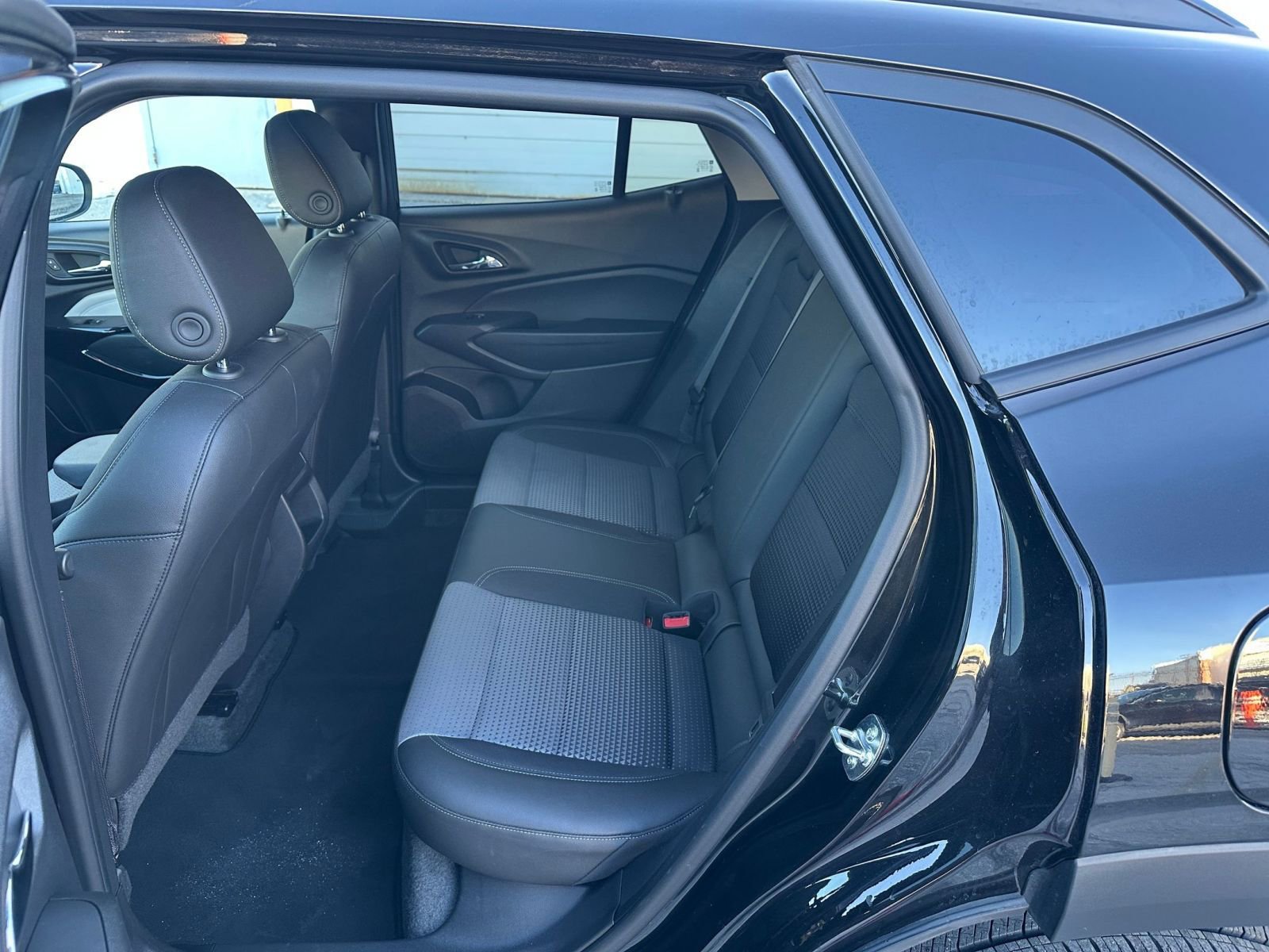 Used 2025 Chevrolet Trax LT w/ LT Convenience Package image 23