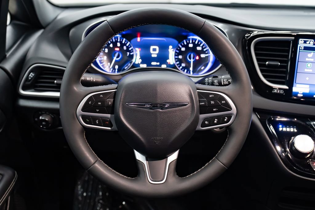 Used 2025 Chrysler Pacifica Select image 14
