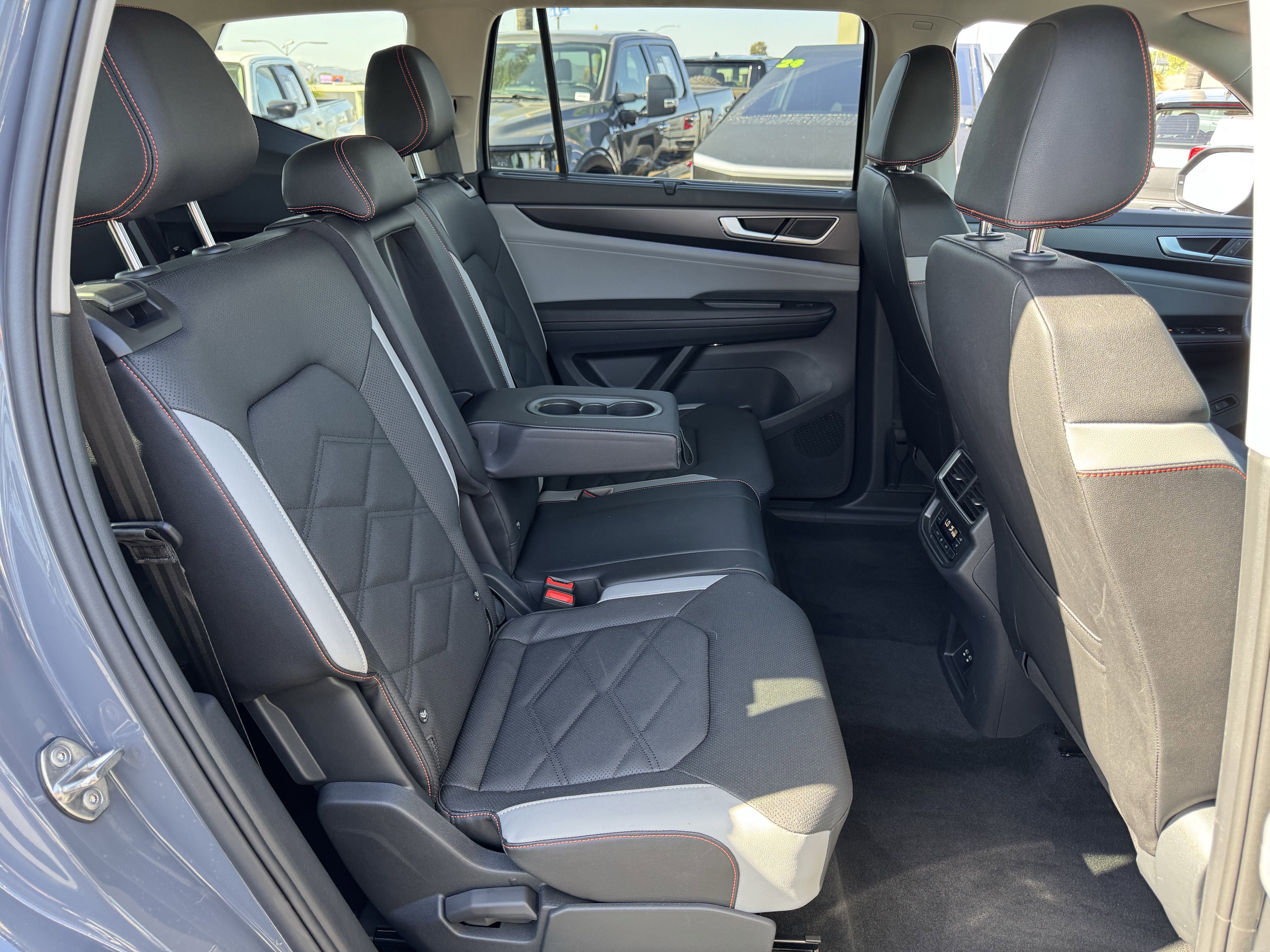 Used 2026 Volkswagen Atlas Peak Edition image 37