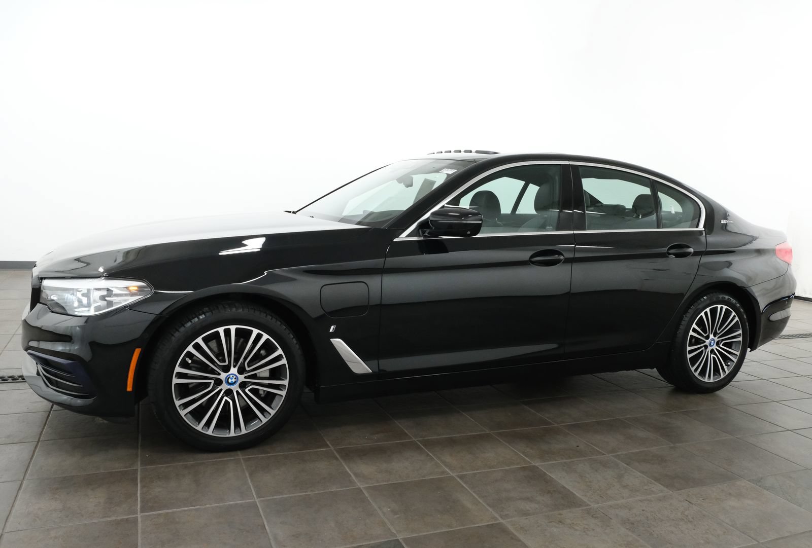 Used 2019 BMW 530e xDrive w/ Premium Package AWD/4WD image 2