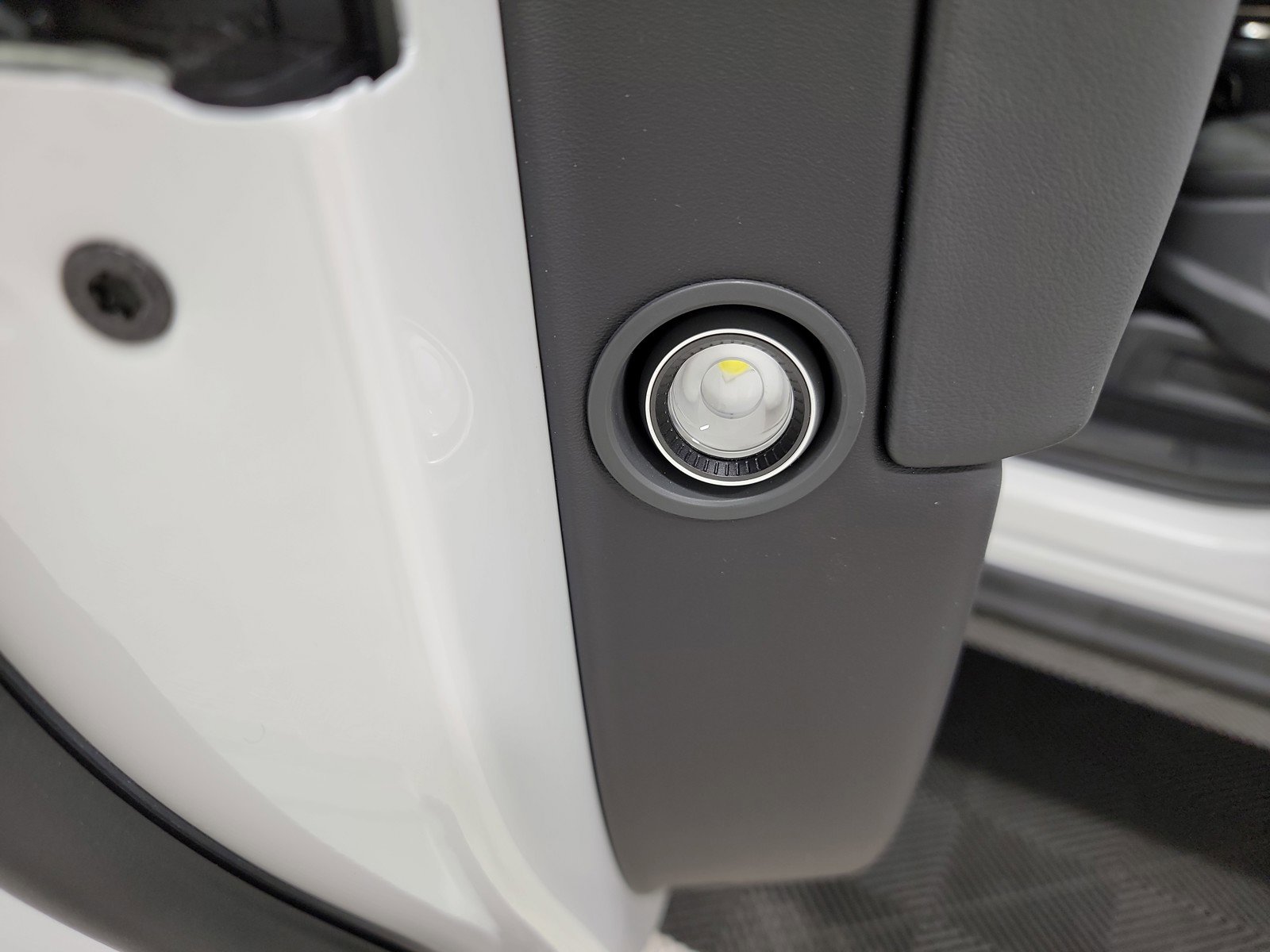 Used 2024 Rivian R1S Adventure image 30