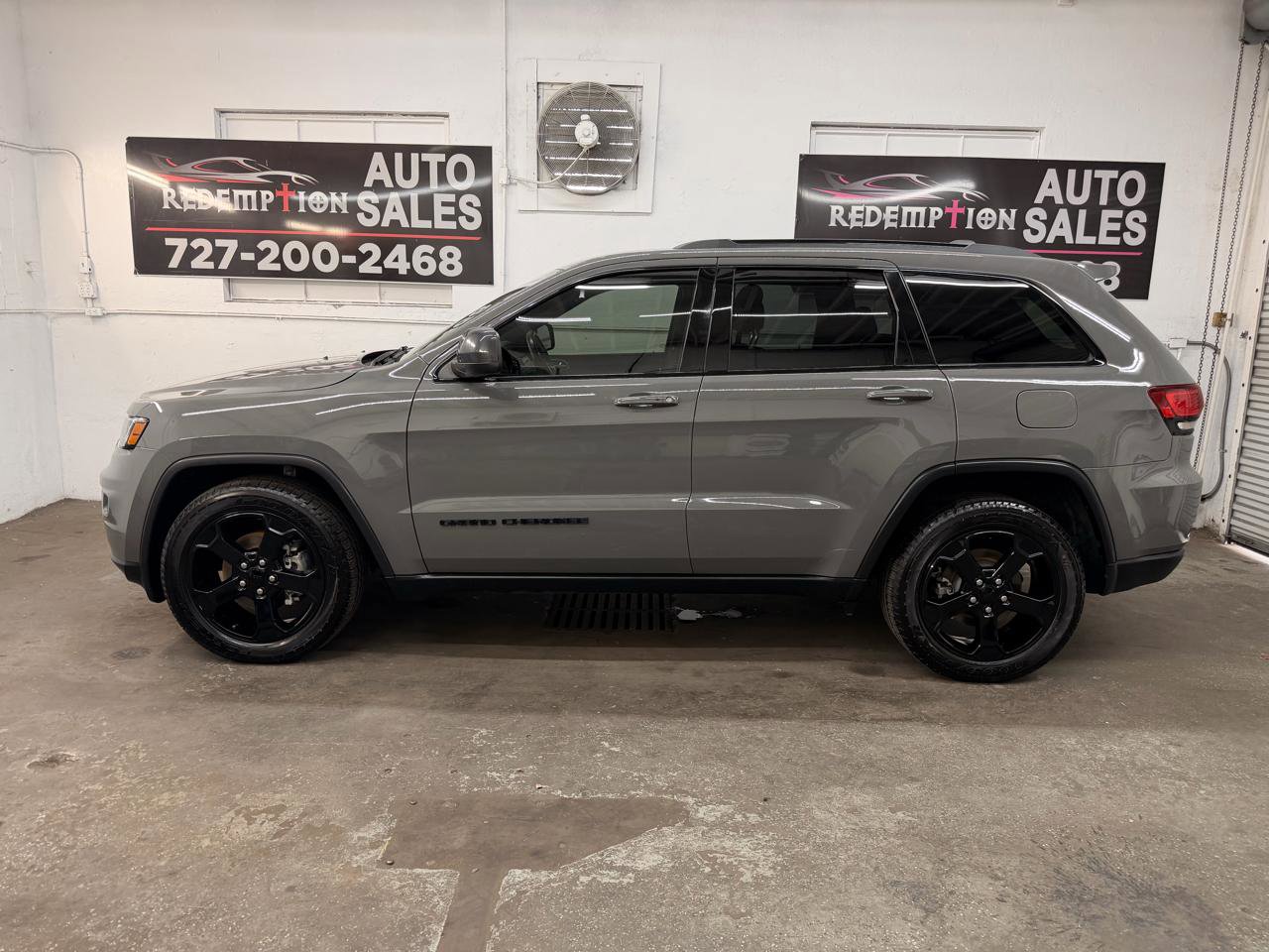 Used 2019 Jeep Grand Cherokee Laredo RWD image 2