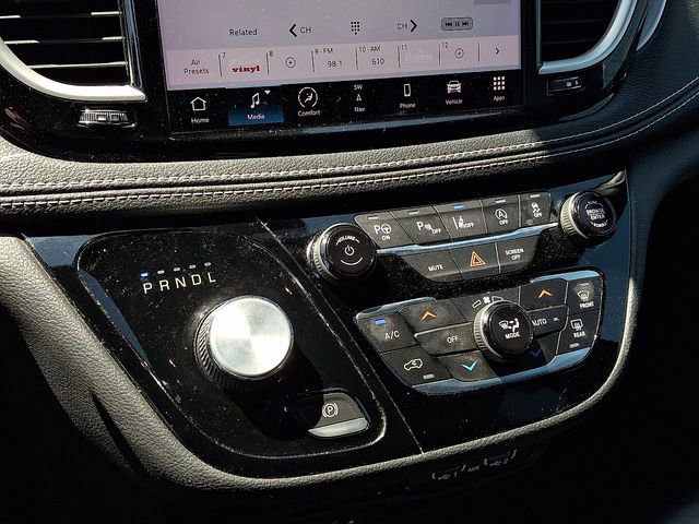 Used 2022 Chrysler Pacifica Touring-L w/ Uconnect Theater Family Group AWD/4WD image 13