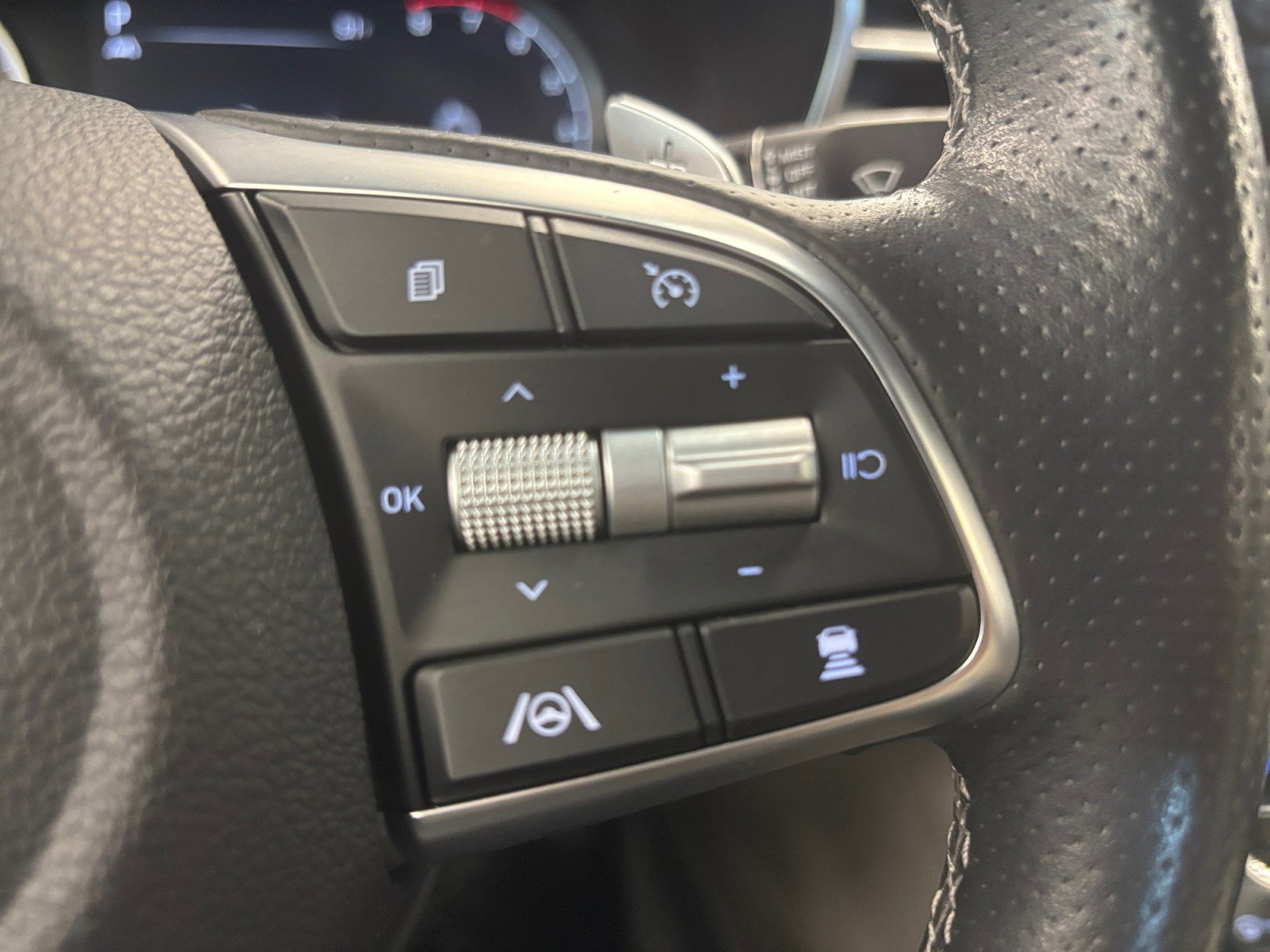 Used 2023 Genesis G70 2.0T RWD image 19