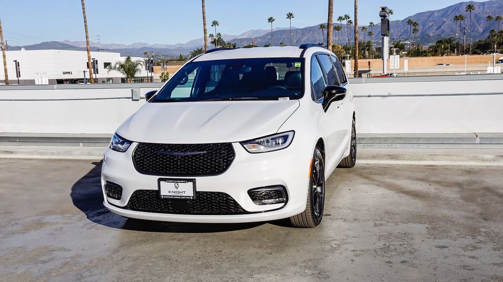 New 2026 Chrysler Pacifica Select w/ S Appearance Package video 3