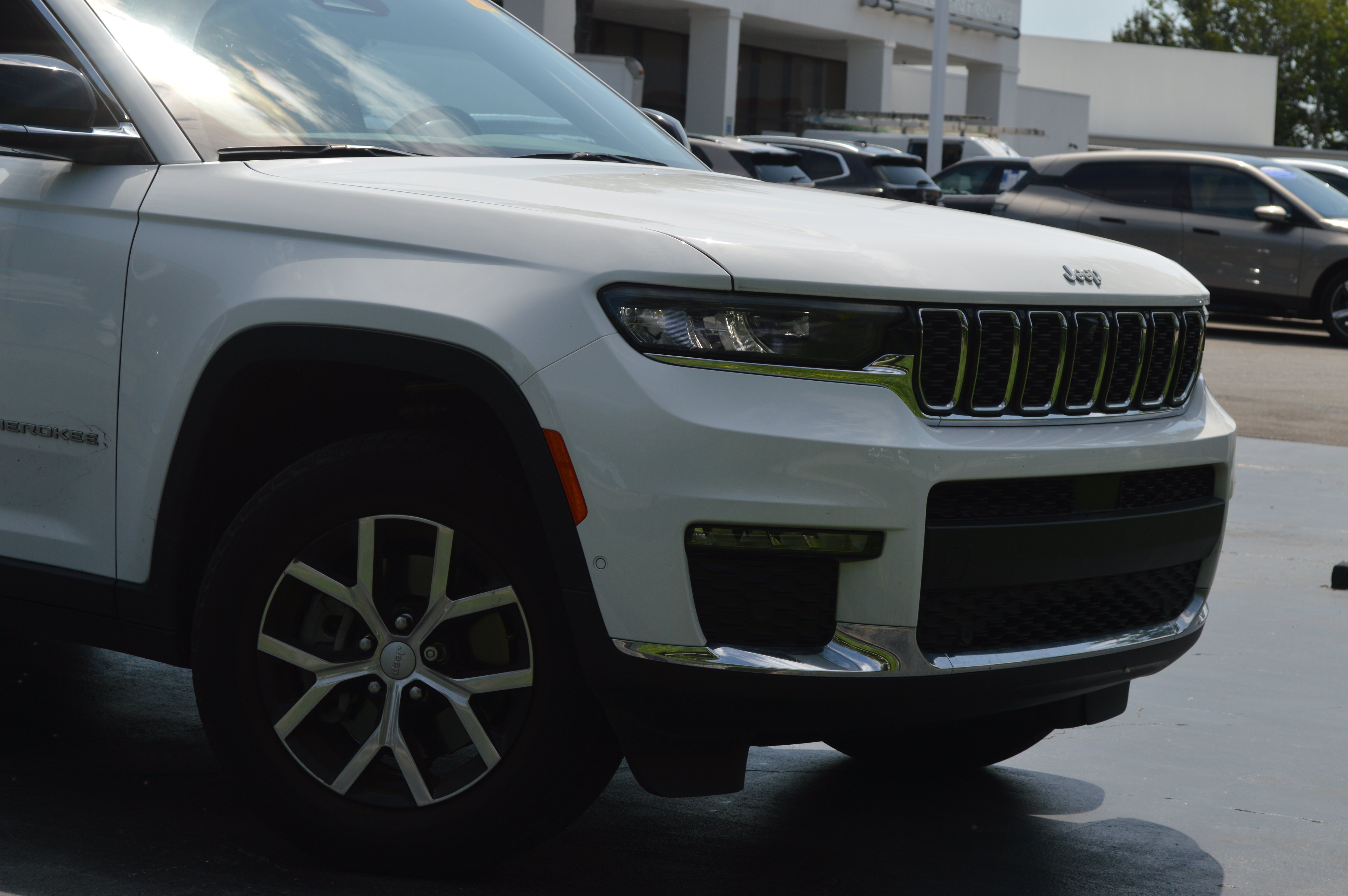 Used 2024 Jeep Grand Cherokee L Limited w/ Luxury Tech Group II AWD/4WD image 2