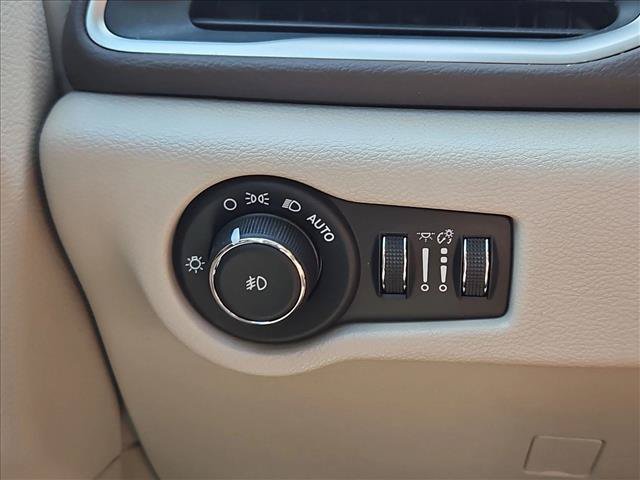 Used 2017 Chrysler Pacifica Touring-L FWD image 18
