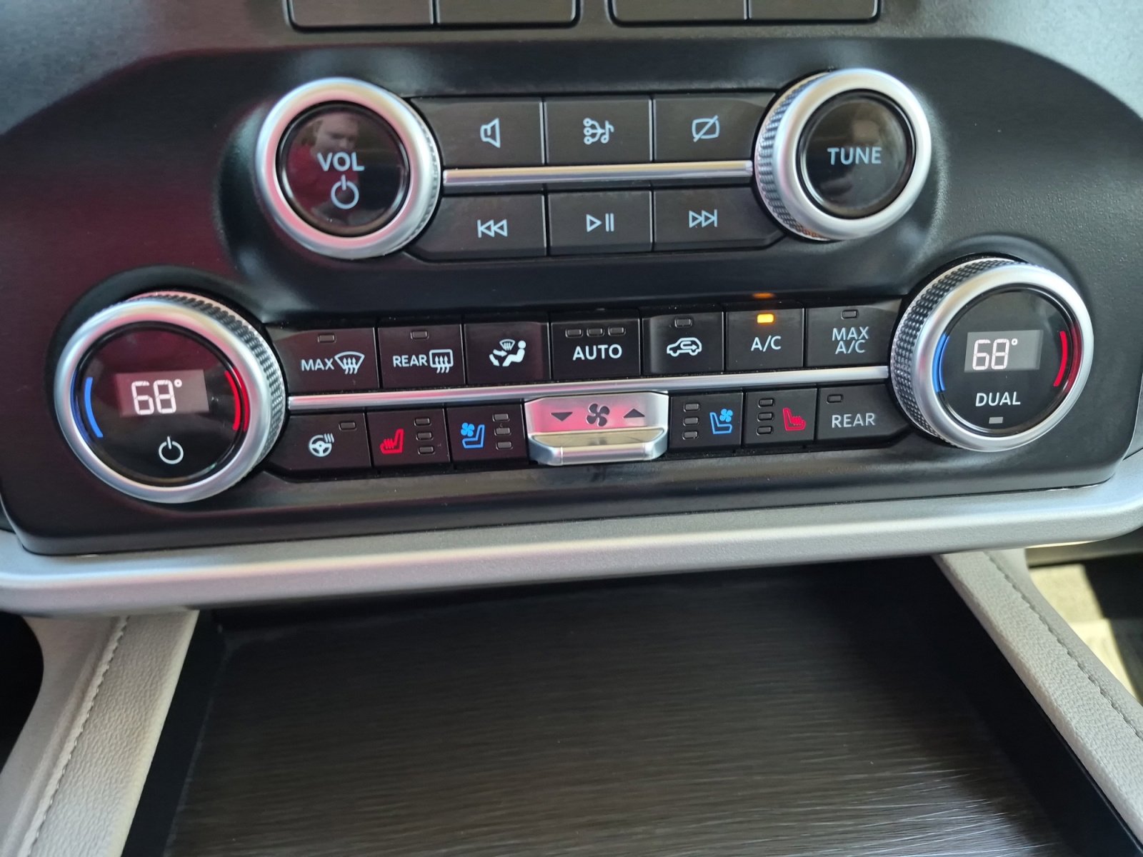 Used 2024 Ford Expedition Limited image 17