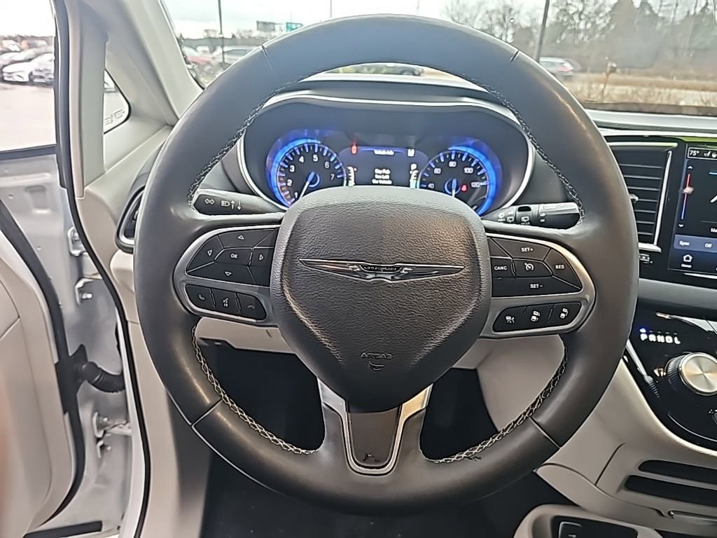 Used 2024 Chrysler Pacifica Touring-L image 16