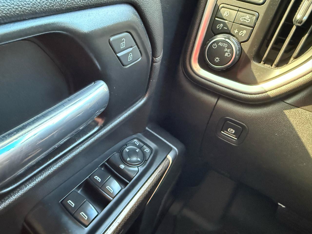 Used 2020 Chevrolet Silverado 1500 LT Trail Boss w/ Convenience Package AWD/4WD image 23