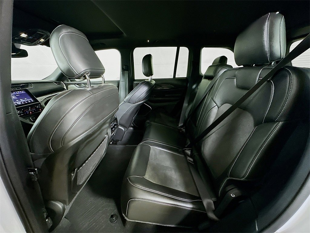 Used 2022 Jeep Grand Cherokee Altitude image 12