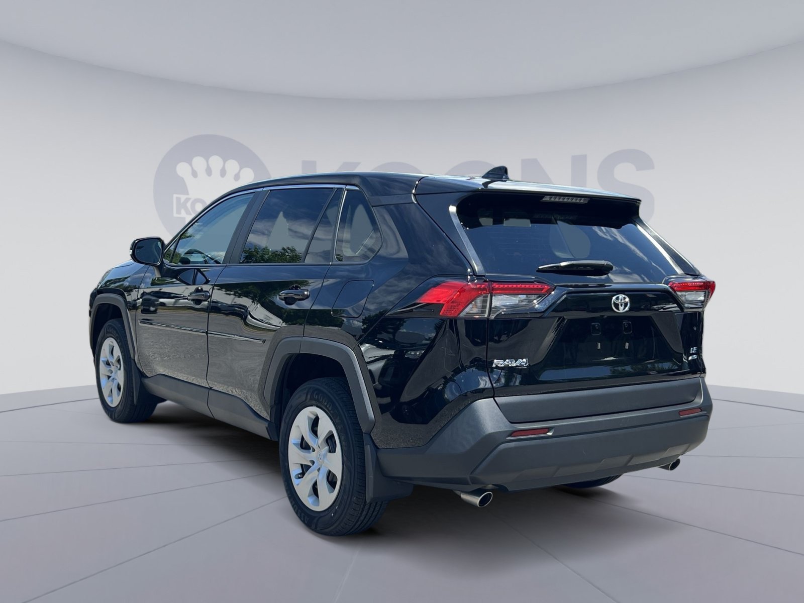Used 2023 Toyota RAV4 LE AWD/4WD image 4