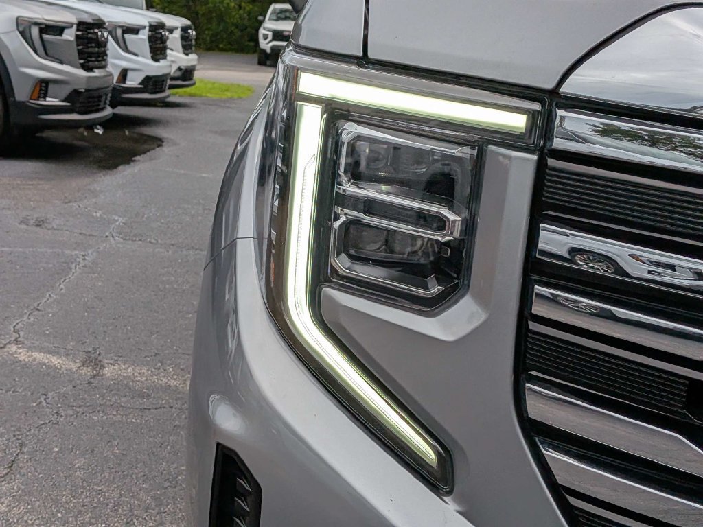 Used 2024 GMC Sierra 1500 SLT w/ SLT Premium Plus Package AWD/4WD image 9